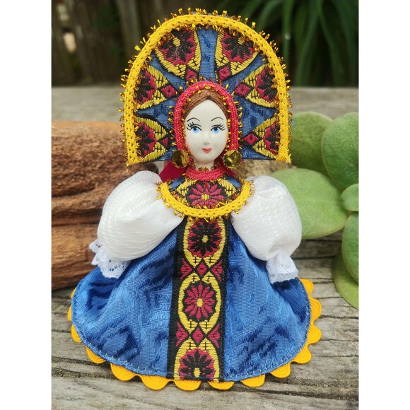 Vintage Traditional Russian Folk Costume Doll Ornament - Picture 4 of 10
